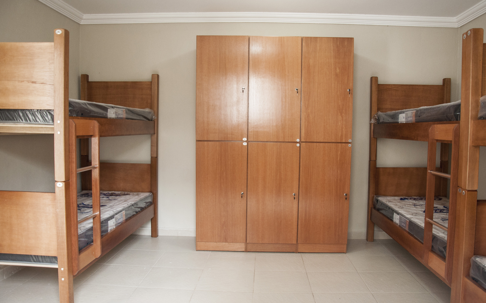 Quarto com beliches e armários individuais da República Bem-Estar